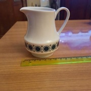 Wyprzedaż "spadków" ... porcelanka - wazonik,mlecznik, sosjerka?bialutki...