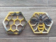 Pszczele podkładki pod kubek. Plaster miodu.