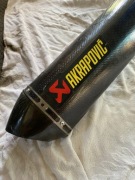 Wydech końcówka akrapovic Carbon Tytan uszkodzony 
