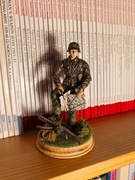 Diorama z figurka zolnierza Wehrmachtu + MG 42 na podstawce.