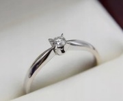 Pierścionek z brylantem