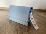 Nowa, klasyczna mała torebka w kolorze delikatnego błękitu 