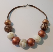 Naszyjnik z ceramicznymi koralami