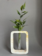 Minimalistyczny wazon z fiolką – prostokątna nowoczesna dekoracja