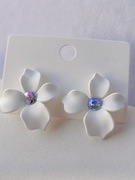 Kolczyki białe kwiatki kwiatek biały sztyfty