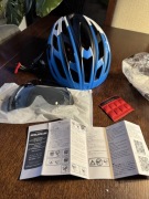 Kask rowerowy z wizjerem Kinglead lekki oddychający niebieski regulowany