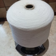 Biała włóczka na szpuli 