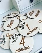 Drewniane tabliczki z miesiącami imieniem do zdjęć