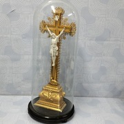 Piękny Stary Krzyż w szklanej kopule