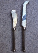 Zestaw 2 noży do sera i masła, karbowana rękojeść - plater,l poł.ub.wieku.