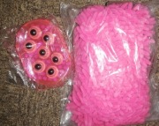 zgrzebło, rękawica z kulkami do masażu konia oraz myjka z gąbką