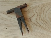 Przedwojenny uniwersalny klucz do paska silnika