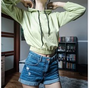 Zielona cienka bluza z kapturem crop top 