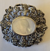 Broszka srebrna z masą perłową, 4,5x3,8 cm