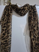 Szal w panterkę na jesienne dni