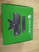 Konsola Xbox One z kontrolerem i Kinect.