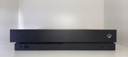 Xbox One X 1 TB / 2 pady / 3 gry