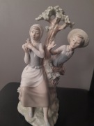 Figurka porcelanowa Lladro Nao z 1970 r. "W obronie gołębia"