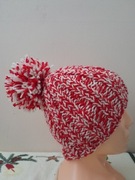 Biało czerwona czapka z pomponem 