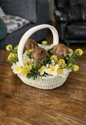 Wiosenna dekoracja wielkanocna z zajączkiem – koszyk z kwiatami