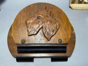 Pies SZNAUCER - drewniany wieszak na listy gazety. Zabytek z Anglii #853