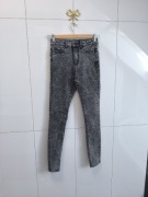 Szare jeansy Cropp XS (34) – dopasowane, sprany denim