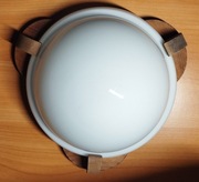 KINKIET Z SZKLANYM BIAŁYM KLOSZEM I ELEMENTAMI Z DREWNA