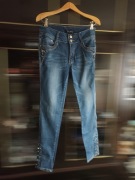 Spodnie jeans z złotymi guzikami 