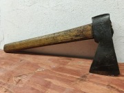 Stara  siekiera 766g. 