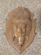 Drewniana płaskorzeźba – ręcznie rzeźbiona głowa królowej (Indie, 1981)
