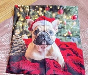 Poszewka buldog francuski w świątecznej stylizacji