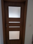 Drzwi wewnętrzne z klamkami i ościeżnicami