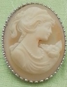 Vintage sztuczne kameo w kolorze kości słoniowej klips do apaszki lata 70te