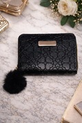 Mały damski portfel z motywem serc i pomponem – czarny, zapinany na zamek