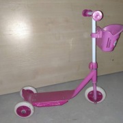 Piękna dziewczęca różowa hulajnoga 3-kołowa koszyk