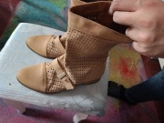 Beżowe kozaki damskie marki Elégance o rozmiarze 39