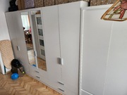 Szafy dwie białe z szufladami i lustrem