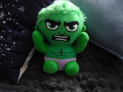 Zielony stworek maskotka 23 cm+GRATIS