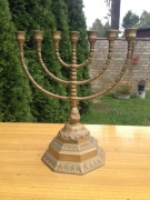 Duży, ciężki świecznik Menora mosiężny, zdobiony.
