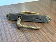 Klamka mosiężna z ozdobnym szyldem styl retro / secesyjny, waga 934g 23,5cm