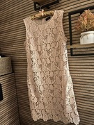 Gipiurowa sukienka prosta, klasyczna