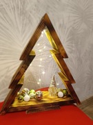 Drewniana choinka z ozdobami i oświetleniem