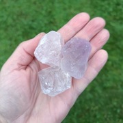 Zestaw trzech kryształów kwarcu: różowy, ametyst i kryształ górski 