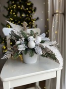 świąteczna kompozycja w doniczce w kolorze białym