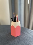 Stojak organizer na kredki długopisy itp w kształcie kredki.