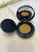 Podkład w poduszce L'Oréal Paris x Mugler Soft Glow Cushion Foundation.