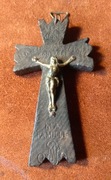 Przedwojenny krzyżyk drewniany z Włoch z napisami