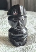 Figurka rzeźba kamienna - wojownik aztecki - obsydian