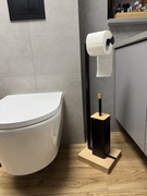 Stojak na papier toaletowy z drewnianą podstawą