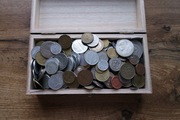 monety w szkatułce